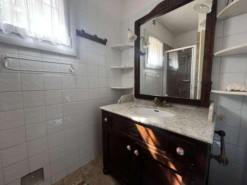 une salle de bain avec un lavabo et un miroir dans l'établissement Appartement cozy 2 pièces avec jardin, climatisation et équipements complets - Le Lavandou - FR-1-308-115, au Lavandou