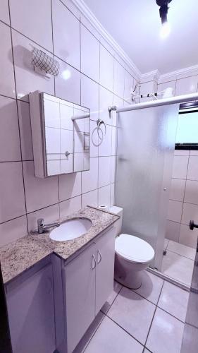 Ένα μπάνιο στο Apartamento Mongagua