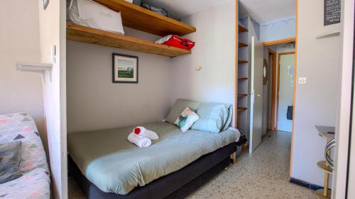 une chambre avec un lit avec deux animaux en peluche dessus dans l'établissement Apaloosa - Parking Wifi Plage TOP PROS SERVICES, à La Grande Motte