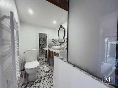 une salle de bain avec toilettes et lavabo dans l'établissement Maison d'exception à Sanary proche de la plage, à Sanary-sur-Mer