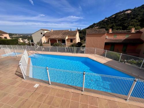 une piscine entourée d'une clôture dans l'établissement Charmant 2P avec jardin, piscine, parking et navettes gratuites - Cavalaire-sur-Mer - FR-1-226B-196, à Cavalaire-sur-Mer