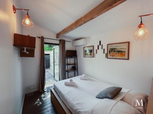 une chambre avec un lit avec deux serviettes dessus dans l'établissement Maison d'exception à Sanary proche de la plage, à Sanary-sur-Mer