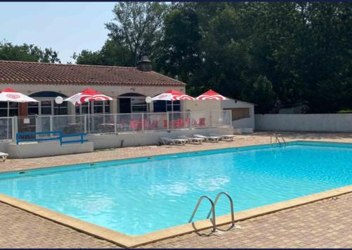 une grande piscine devant un immeuble dans l'établissement Mobil home propre et récent, à Argelès-sur-Mer