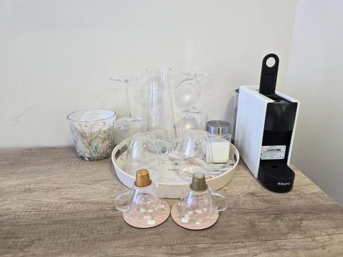 a table with glasses and a plate and a blender at MA DONNA rooms in Floreşti