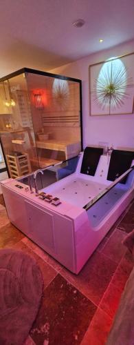 LoveRoom by LimousineLyonnaise