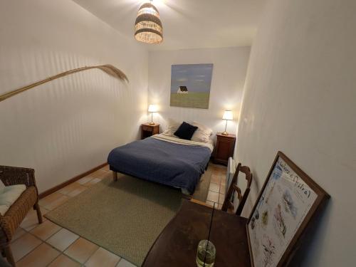 une petite chambre avec un lit et une table dans l'établissement Maison aigues-mortaise dans la cité, à Aigues-Mortes