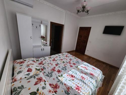 Postel nebo postele na pokoji v ubytování Private room on a shared apartament near Durres beach