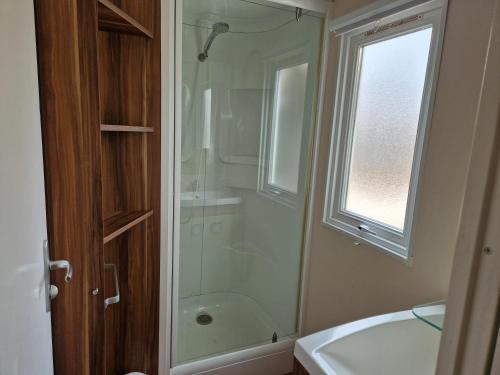 une salle de bain avec une douche, une baignoire et un lavabo dans l'établissement Camping maeva Escapades Le Bois Joli, à Bois-de-Cené