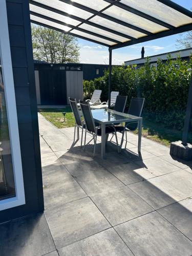 a table and chairs on a patio under a pergola at Mayas Ferienhaus in Lathum
