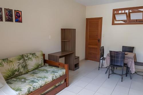 Et opholdsområde på em frente à PRAIA de Taperapuan; piscina; 1 quarto; WiFi 300 mbs; Estacionamento Gratuito 1 veículo