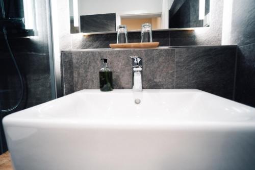 Bilik mandi di Hotel Rodderhof