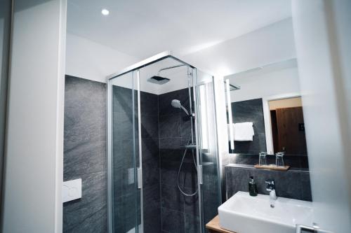 Bilik mandi di Hotel Rodderhof