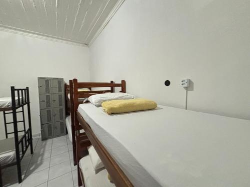 a bedroom with two twin beds in a room at Hostel e Pousada Sr Borba in Recife