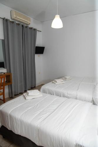Una cama o camas en una habitación de Glyfa Beach Hotel