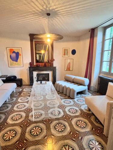 un salon avec un canapé et une cheminée dans l'établissement Idéal festival d Avignon magnifique Mas avec piscine et jacuzzi, à Althen-des-Paluds