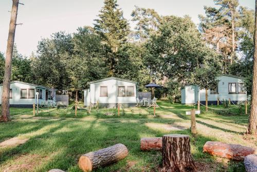 Κήπος έξω από το Ferienhäuser Insel Usedom Waldhaus 2 mit Whirlpool - Direkt am Achterwasser
