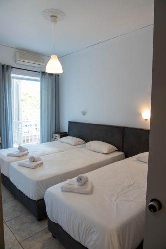 Una cama o camas en una habitación de Glyfa Beach Hotel