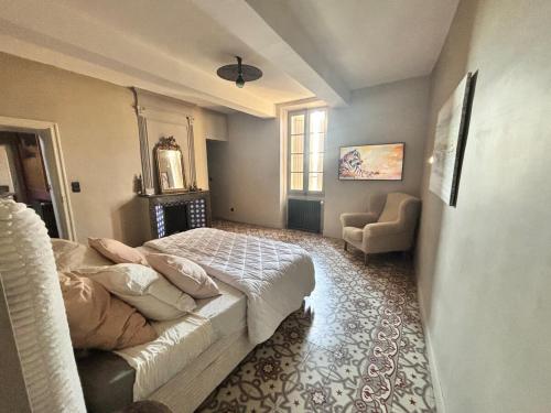 TV a/nebo společenská místnost v ubytování Idéal festival d Avignon magnifique Mas avec piscine et jacuzzi