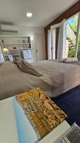 una camera da letto con un letto grande e una finestra di Esperanza Suites a Yerba Buena