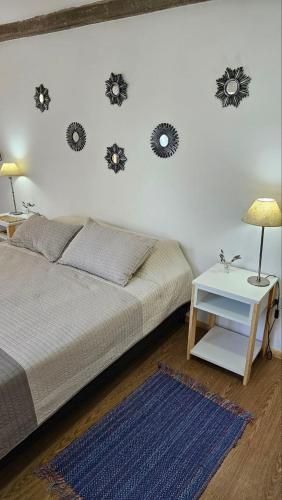 una camera da letto con un letto con fiori sul muro di Esperanza Suites a Yerba Buena