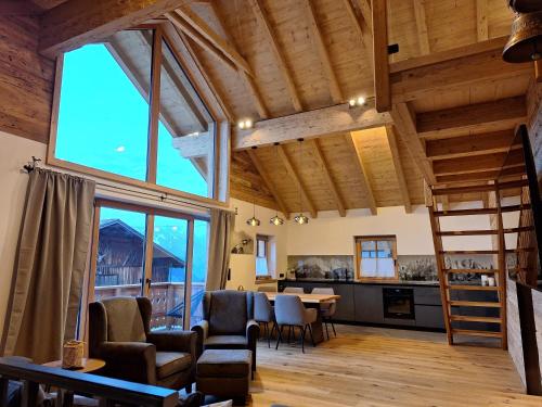 ハイミングにあるFerienwohnung Hauseggのダイニングルーム、キッチン(大きな窓付)