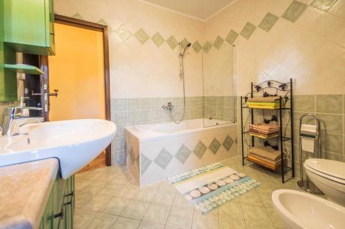 Koupelna v ubytování Villa Mendula, a pet friendly rustic haven surrounded by nature
