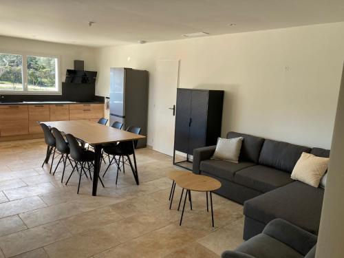 un salon avec un canapé, une table et des chaises dans l'établissement Paradis du Sud, à Salazac