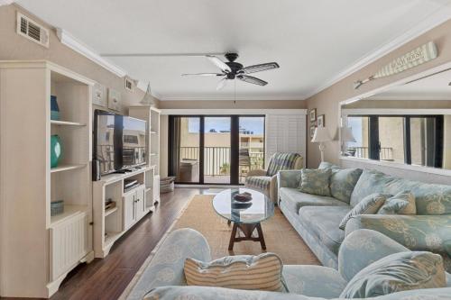 Televisyen dan/atau pusat hiburan di Oceanfront 2br2ba Condo At Castle Reef, Nsb Fl