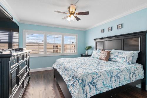 Katil atau katil-katil dalam bilik di Oceanfront 2br2ba Condo At Castle Reef, Nsb Fl