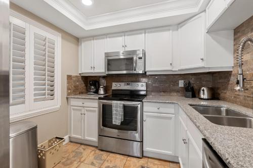 Dapur atau dapur kecil di Oceanfront 2br2ba Condo At Castle Reef, Nsb Fl
