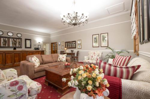 Ruang duduk di Mount Currie Inn