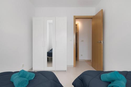 a living room with a bed and a mirror at Bonita Casa Adosada in Zahara de los Atunes