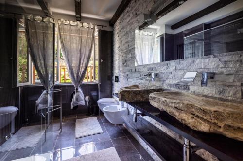 Koupelna v ubytování k10 Luxury House, Pool, Jacuzzi, Gym, Private Garden