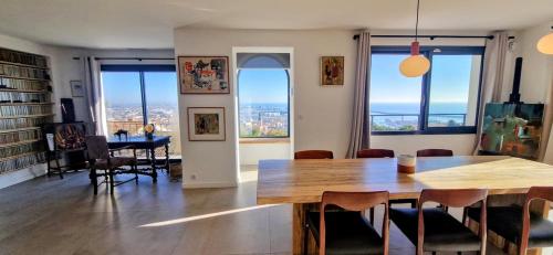 Χώρος καθιστικού στο VILLA des Rêves, Superbe Vue Mer et Port, Proche Centre, Piscine, Climatisation