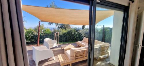 Μπαλκόνι ή βεράντα στο VILLA des Rêves, Superbe Vue Mer et Port, Proche Centre, Piscine, Climatisation