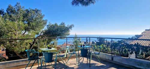 d'un balcon avec des chaises et des tables offrant une vue sur l'océan. dans l'établissement VILLA des Rêves, Superbe Vue Mer et Port, Proche Centre, Piscine, Climatisation, à Sète