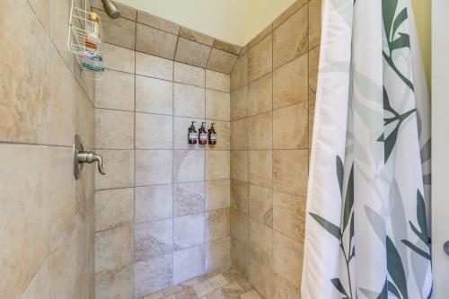 Un baño con ducha con cortina de ducha. en Canoe and Dock Boaters Paradise on Pamlico River!, en Aurora