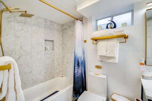 Ένα μπάνιο στο Colorado Springs Apt with Private Hot Tub