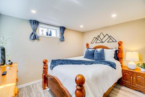 Ένα ή περισσότερα κρεβάτια σε δωμάτιο στο Colorado Springs Apt with Private Hot Tub