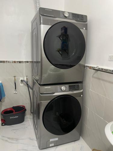 baño con lavadora y secadora de acero inoxidable en Argyle Escape, en Kingston