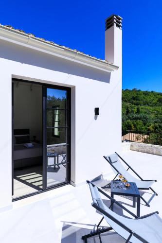 Balkoni atau teres di Antonis House