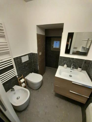 a bathroom with a toilet and a sink at Nel cuore dell'Agro Falisco Stanza Sangallo in Nepi