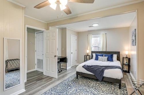 Cama o camas de una habitación en Less Than 5 Mi to Dtwn Walterboro Grill, Game and More!
