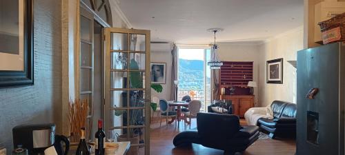 un salon avec un canapé et une table dans l'établissement Les îles d'or, à Hyères