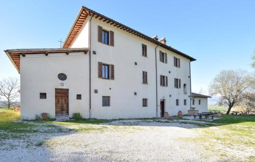 an old white building with a roof at Stunning Home In Spoleto in Spoleto