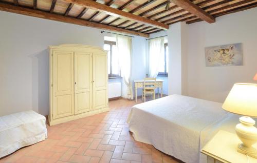 a bedroom with two beds and a cabinet and a table at Stunning Home In Spoleto in Spoleto