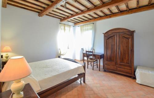 a bedroom with a bed and a dresser in a room at Stunning Home In Spoleto in Spoleto