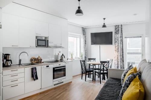Dapur atau dapur kecil di 32m2 condo & own parking place indoors