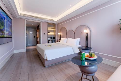 Mercure Shenzhen Nanshanにあるベッド