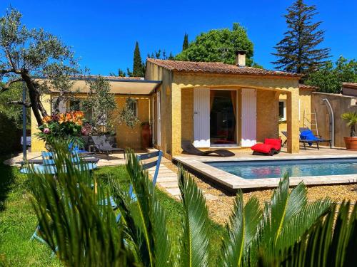 une maison avec une piscine dans une cour dans l'établissement Villa Clémentine, à Saint-Rémy-de-Provence